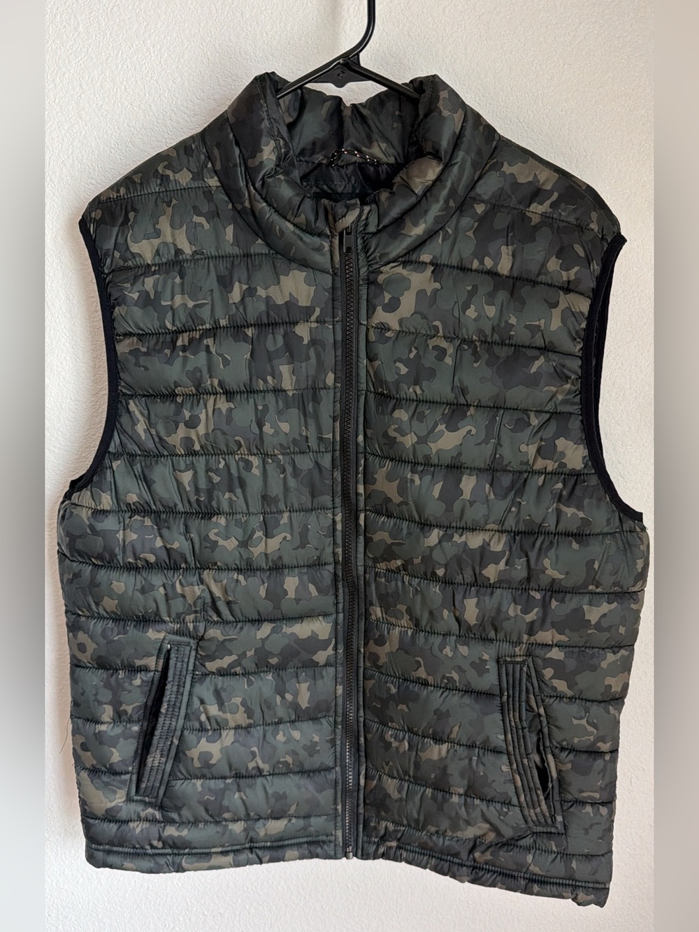Aeropostale Men's Camouflage Quilted Puffer Vest - Green/Black, Size Large